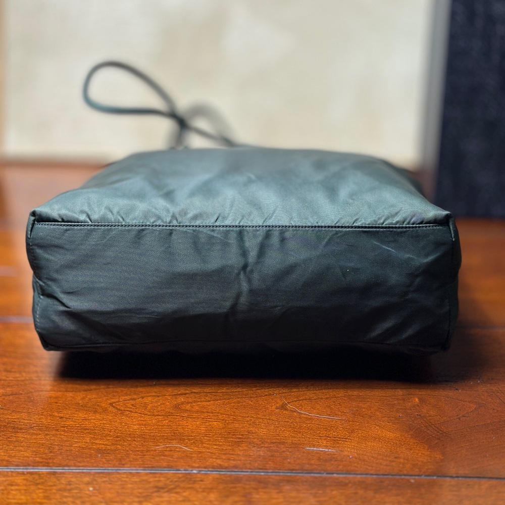 AUTHENTIC Prada tote/handbag. Color: Green. - Picture 5 of 16